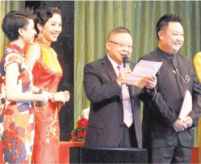 李居明(右二)致辭,祝福一對新人。(攝影/記者:鍾一虹) 李居明(右二)致辭,祝福一對新人。(攝影/記者:鍾一虹)