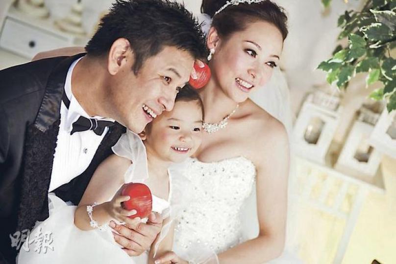 楊卓娜一家三口拍攝溫馨婚紗家庭照，樂也融融。（攝影/記者：葉靜文）