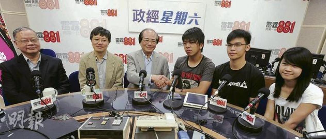 教育局長吳克儉(左三)昨在商台節目與學民思潮成員(右一至三)會面,表示社會關注的當代中國議題只佔國民教育課程小部分,故不會推遲落實學科。左一為德育及國民教育專責委員會主席李焯芬,左二為教育局首席助理秘書長張國華。(尹錦恩攝) 教育局長吳克儉(左三)昨在商台節目與學民思潮成員(右一至三)會面,表示社會關注的當代中國議題只佔國民教育課程小部分,故不會推遲落實學科。左一為德育及國民教育專責委員會主席李焯芬,左二為教育局首席助理秘書長張國華。(尹錦恩攝)