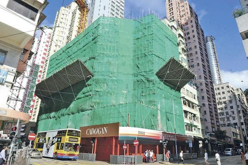 九建旗下西環樓花盤CADOGAN,樓花期約20個月,上周迄今已累售約65伙,發展商日內將推出11個中低層1183方呎大單位應市,起步呎價約1.5萬元;圖為物業地盤現貌。(劉焌陶攝) 九建旗下西環樓花盤CADOGAN,樓花期約20個月,上周迄今已累售約65伙,發展商日內將推出11個中低層1183方呎大單位應市,起步呎價約1.5萬元;圖為物業地盤現貌。(劉焌陶攝)