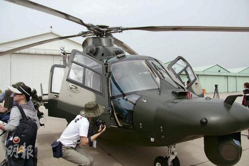 「直-9WZ」是中國自行研製的中型直升機，可攜帶機槍、航炮、火箭、導彈等武器。（明報記者攝） 團隊展示「直-9WZ」可攜帶的武器。（明報記者攝）