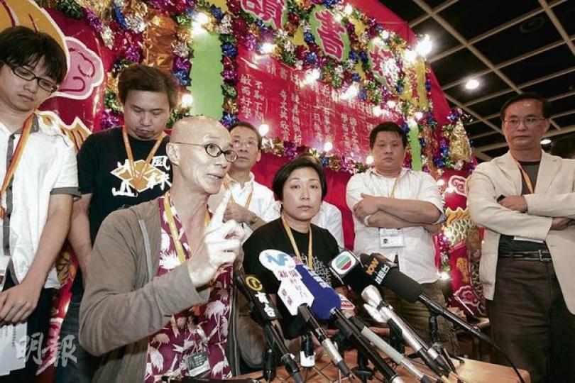 代表60多個參展商的中小企書刊業商會會長彭志銘（前左一）批評貿發局安排失當，包括前日天文台預告8號風球後，單方面停售門票及要求場內市民離開；昨日8號風球除下後，大部分書商已回到書展場地，但會場要待一小時後才「開門」。（郭慶輝攝） 一連7天的書展昨日下午5時閉幕，到下午4時有大批市民趕在天氣好轉後魚貫入場，「龍尾」一度伸延至灣仔會展對面的中環廣場，大會要採取分流。（李紹昌攝）