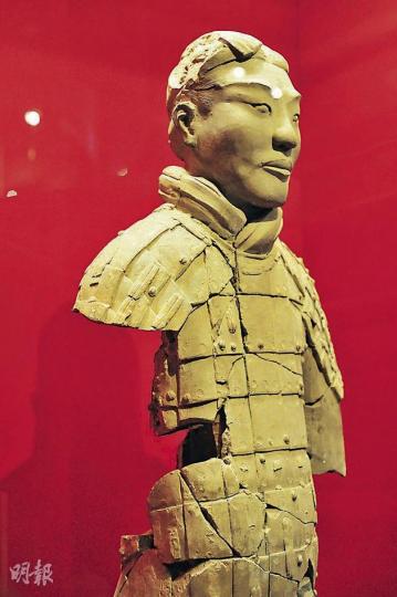 這件武士俑經修復後，左右臂仍殘缺不全，俑身多處碎片缺失，因而可見秦俑以空心打造，成為秦俑製作過程的重要參考。（鄧宗弘攝）