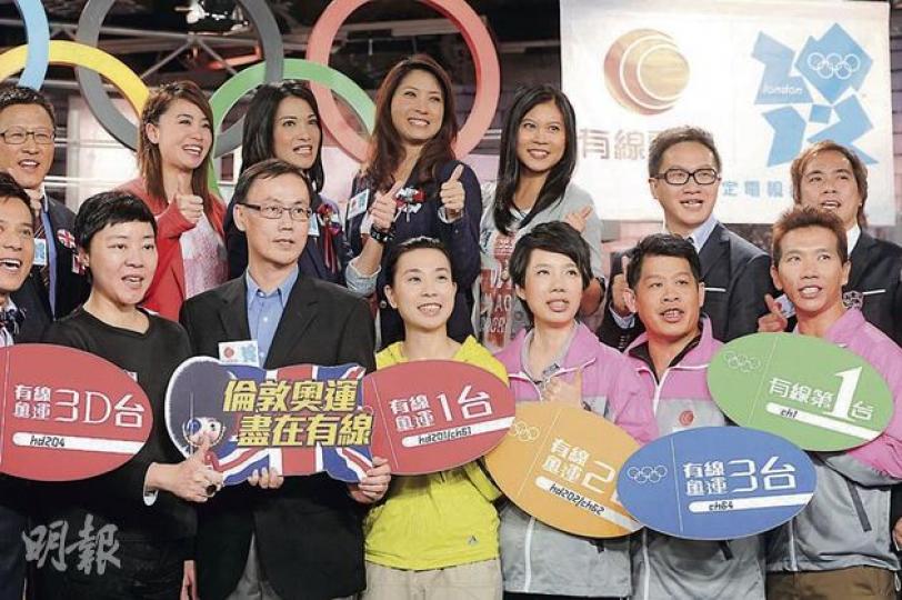 有線昨日公布奧運直播安排，將設5條頻道播放約1600小時奧運節目，市民亦可上網或用手機免費觀看賽事。前排左二為有線電視董事兼財務總裁關則豪。（尹錦恩攝）