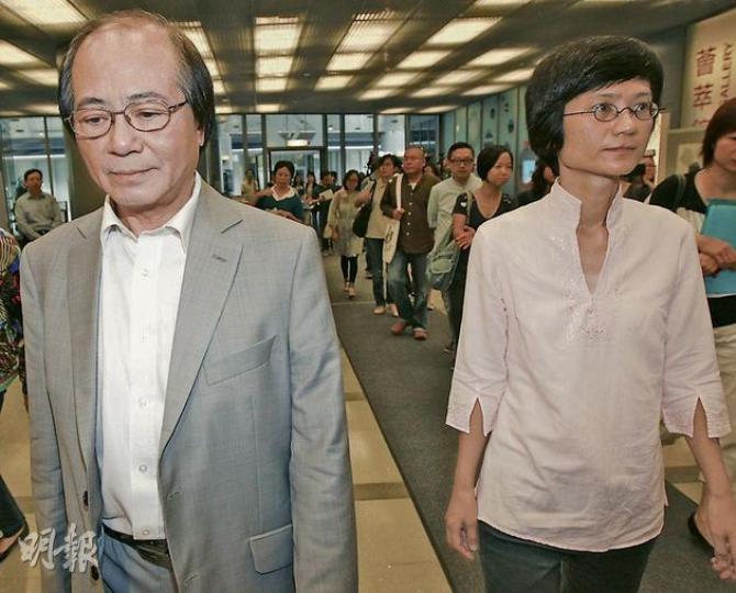 教育局長吳克儉(左)昨日與國民教育家長關注組會面,但關注組於40分鐘後提早離場,發起人陳惜姿(右)形容吳態度冷漠,引述吳稱指目前「無理據撤回德育及國民教育科」,令家長代表感到憤怒及失望。(李紹昌攝) 香港國民教育促進會主席姜玉堆昨出席「紅色之旅」授旗儀式,聲稱「國民教育得到普遍市民認同」,又說腦有問題的人就要去洗腦,「腎有病都要去洗腎」。(鄧宗弘攝) (明報製圖) 教育局長吳克儉(左)昨日與國民教育家長關注組會面,但關注組於40分鐘後提早離場,發起人陳惜姿(右)形容吳態度冷漠,引述吳稱指目前「無理據撤回德育及國民教育科」,令家長代表感到憤怒及失望。(李紹昌攝) 香港國民教育促進會主席姜玉堆昨出席「紅色之旅」授旗儀式,聲稱「國民教育得到普遍市民認同」,又說腦有問題的人就要去洗腦,「腎有病都要去洗腎」。(鄧宗弘攝) (明報製圖)