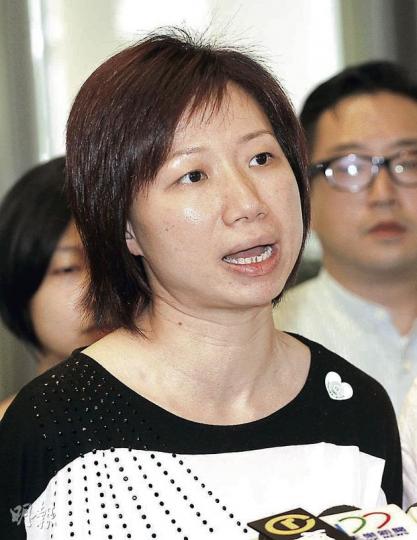 大律師黃瑞紅曾是港大學生會副會長,亦曾參選區議會,但早已為孩子退下來。她說,因為政府強推國民教育科,令家長不得不犧牲與孩子相處的寶貴時間對抗。(李紹昌攝) 大律師黃瑞紅曾是港大學生會副會長,亦曾參選區議會,但早已為孩子退下來。她說,因為政府強推國民教育科,令家長不得不犧牲與孩子相處的寶貴時間對抗。(李紹昌攝)