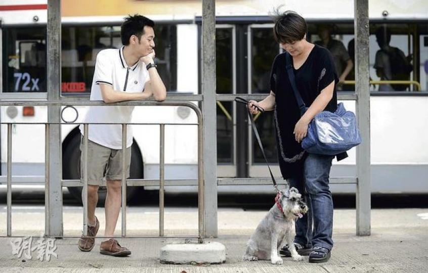 狗主Kammell(右)表示,要帶小型犬史納莎上街不是易事,狗巴士計劃發起人杜淦煒(左)說,希望可在明年初成功營辦全港首條假日「狗巴士」穿梭路線,讓狗狗隨主人四處去。(余俊亮攝) (明報製圖) 狗主Kammell(右)表示,要帶小型犬史納莎上街不是易事,狗巴士計劃發起人杜淦煒(左)說,希望可在明年初成功營辦全港首條假日「狗巴士」穿梭路線,讓狗狗隨主人四處去。(余俊亮攝) (明報製圖)