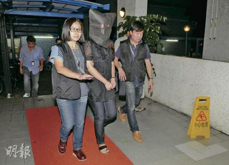 4名男女企圖在北區醫院協助一名荔枝角收押所男犯逃走,遭埋伏警員一網成擒。警方事後把一名未足18歲的女疑犯帶返上水翠麗花園寓所搜查。(蔡方山攝) 4名男女企圖在北區醫院協助一名荔枝角收押所男犯逃走,遭埋伏警員一網成擒。警方事後把一名未足18歲的女疑犯帶返上水翠麗花園寓所搜查。(蔡方山攝)