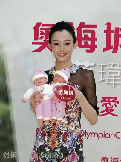 范瑋琪獲歌迷送上BB公仔,希望她快些生BB。(攝影/記者:楊安莉) 范瑋琪獲歌迷送上BB公仔,希望她快些生BB。(攝影/記者:楊安莉)