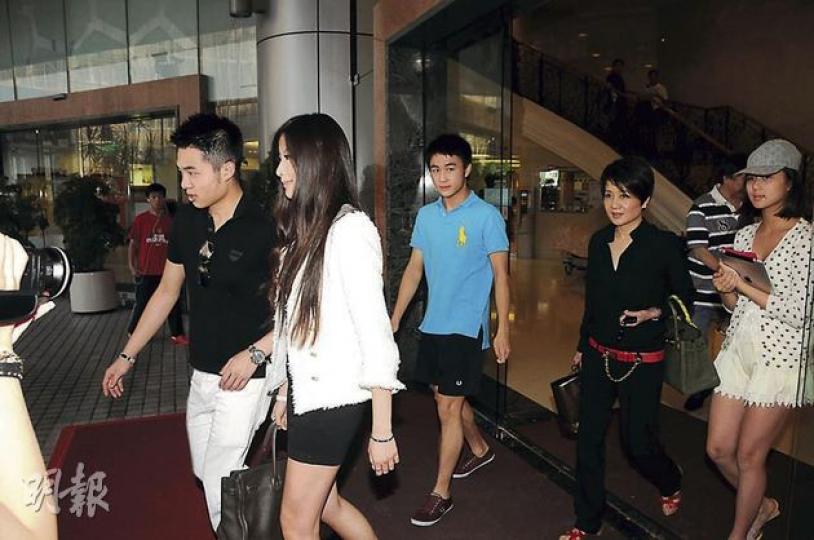 四太率領子女到醫院探望賭王,猷亨與女友陳可欣(左一及左二)也有同行。(攝影/記者:孫華中) 林嘉寶只是猷亨由細識到大的老友。(攝影/記者:孫華中) 四太率領子女到醫院探望賭王,猷亨與女友陳可欣(左一及左二)也有同行。(攝影/記者:孫華中) 林嘉寶只是猷亨由細識到大的老友。(攝影/記者:孫華中)