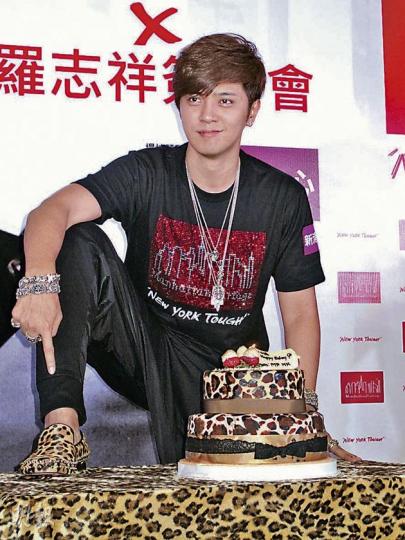 小豬明天生日獲贈豹紋蛋糕,生日願望是媽媽身體健康,自己沒拍拖打算。(攝影/記者﹕孫慧莊) 小豬在商場舉行簽名會,除有粉絲到來支持外,亦吸引不少市民圍觀,造成混亂。(攝影/記者﹕孫慧莊) 小豬明天生日獲贈豹紋蛋糕,生日願望是媽媽身體健康,自己沒拍拖打算。(攝影/記者﹕孫慧莊) 小豬在商場舉行簽名會,除有粉絲到來支持外,亦吸引不少市民圍觀,造成混亂。(攝影/記者﹕孫慧莊)