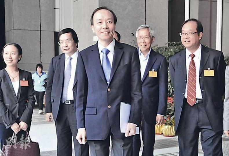 私家骨科醫生潘德鄰(左二)昨報名參選立法會醫學界議席。其老師骨科醫生方津生(右二)、公共醫療醫生協會前會長朱建華(左二)、葉維晉(右一)等多名資深醫生提名支持。 (鄧宗弘攝) 私家骨科醫生潘德鄰(左二)昨報名參選立法會醫學界議席。其老師骨科醫生方津生(右二)、公共醫療醫生協會前會長朱建華(左二)、葉維晉(右一)等多名資深醫生提名支持。 (鄧宗弘攝)