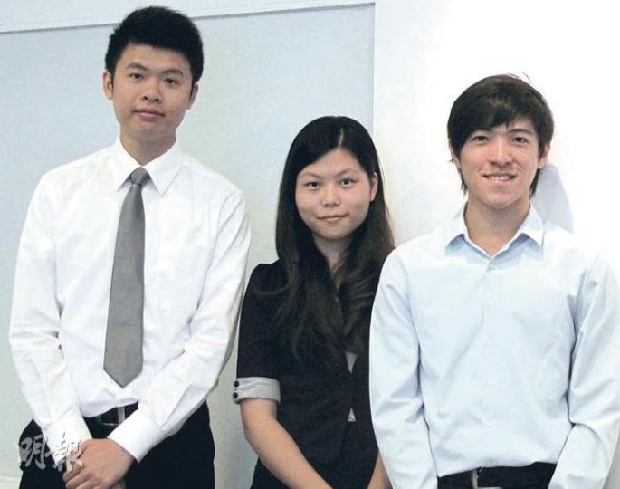 3名港大優異生張東偉(左起)、徐婉庭及林子豪獲匯豐銀行獎學金資助,將於今年8月及9月往倫敦大學學院及哈佛大學交流1年。(莫凱琳攝) 3名港大優異生張東偉(左起)、徐婉庭及林子豪獲匯豐銀行獎學金資助,將於今年8月及9月往倫敦大學學院及哈佛大學交流1年。(莫凱琳攝)