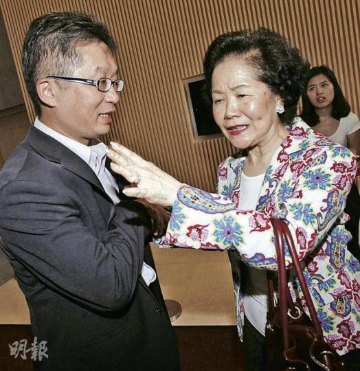 吳永輝(左)把握最後機會,昨報名參選建築、測量及都市規劃界,獲前政務司長陳方安生(右)撐場。(李紹昌攝) 甄文星經過連日來籌措提名,昨報名參選金融服務界。(林景輝攝) 吳永輝(左)把握最後機會,昨報名參選建築、測量及都市規劃界,獲前政務司長陳方安生(右)撐場。(李紹昌攝) 甄文星經過連日來籌措提名,昨報名參選金融服務界。(林景輝攝)