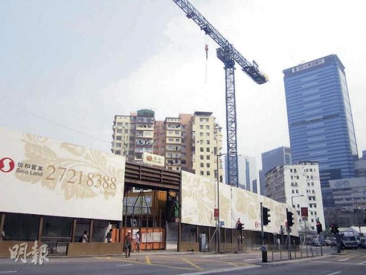 信置、市建局合作的觀塘月華街住宅項目,前身為巴士總站,共提供299伙,預計意向呎價約1萬元,是區內14年來唯一的新盤。(林可為攝) 信置、市建局合作的觀塘月華街住宅項目,前身為巴士總站,共提供299伙,預計意向呎價約1萬元,是區內14年來唯一的新盤。(林可為攝)
