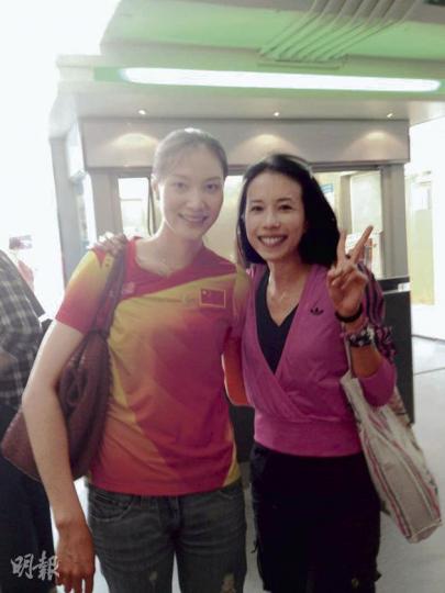 莫文蔚與林丹太太謝杏芳結伴入場欣賞賽事。(微博圖片) 黃曉明上載與林丹的舊合照,幫好友打氣。(微博圖片) 長髮王菲把她與趙薇及林丹合照放在微博,支持好友奪金牌。(微博圖片) 莫文蔚與林丹太太謝杏芳結伴入場欣賞賽事。(微博圖片) 黃曉明上載與林丹的舊合照,幫好友打氣。(微博圖片) 長髮王菲把她與趙薇及林丹合照放在微博,支持好友奪金牌。(微博圖片)