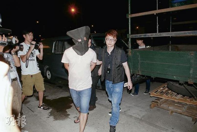 警方迅速偵破前日油麻地刑毁案,拘捕藝人張栢芝的父親張仁勇及其姓鄭手下(圖),警昨晚將鄭押至文昌街33號文昌樓的寓所搜查。(伍浦鋒攝) 警方迅速偵破前日油麻地刑毁案,拘捕藝人張栢芝的父親張仁勇及其姓鄭手下(圖),警昨晚將鄭押至文昌街33號文昌樓的寓所搜查。(伍浦鋒攝)