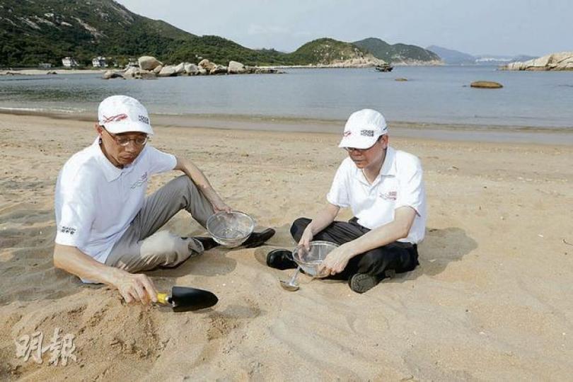 環境局長黃錦星(左)和保安局長黎棟國(右)昨午到南丫島石排灣視察。他們甫到埗,先到較少膠粒的沙灘,與市民和紀律部隊義工聊天,並拿起鐵鏟、筲箕等工具清理膠粒約數分鐘,其後再在記者要求下,到較多膠粒的石灘視察,其間黃錦星在跨過大石時一度跣腳。二人在南丫島逗留個多小時後離開。(李澤彤攝) 中石化6個載着膠粒的貨櫃於上月23日墜海,其中5個貨櫃已尋回,暫存放於葵涌政府爛船處理中心,部分貨櫃已損毁。(余俊亮攝) 葵涌政府爛船處理中心人員將膠粒從黑色膠袋取出,倒在容量更大的白色膠袋內。(余俊亮攝) 環境局長黃錦星(左)和保安局長黎棟國(右)昨午到南丫島石排灣視察。他們甫到埗,先到較少膠粒的沙灘,與市民和紀律部隊義工聊天,並拿起鐵鏟、筲箕等工具清理膠粒約數分鐘,其後再在記者要求下,到較多膠粒的石灘視察,其間黃錦星在跨過大石時一度跣腳。二人在南丫島逗留個多小時後離開。(李澤彤攝) 中石化6個載着膠粒的貨櫃於上月23日墜海,其中5個貨櫃已尋回,暫存放於葵涌政府爛船處理中心,部分貨櫃已損毁。(余俊亮攝) 葵涌政府爛船處理中心人員將膠粒從黑色膠袋取出,倒在容量更大的白色膠袋內。(余俊亮攝)