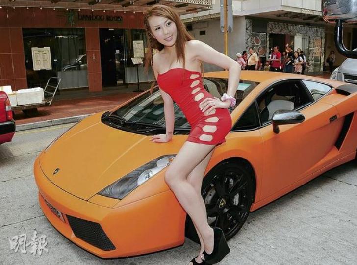 Naomio借朋友的橙色林寶堅尼跑車,非常搶眼。(攝影:鍾偉茵) Naomio借朋友的橙色林寶堅尼跑車,非常搶眼。(攝影:鍾偉茵)