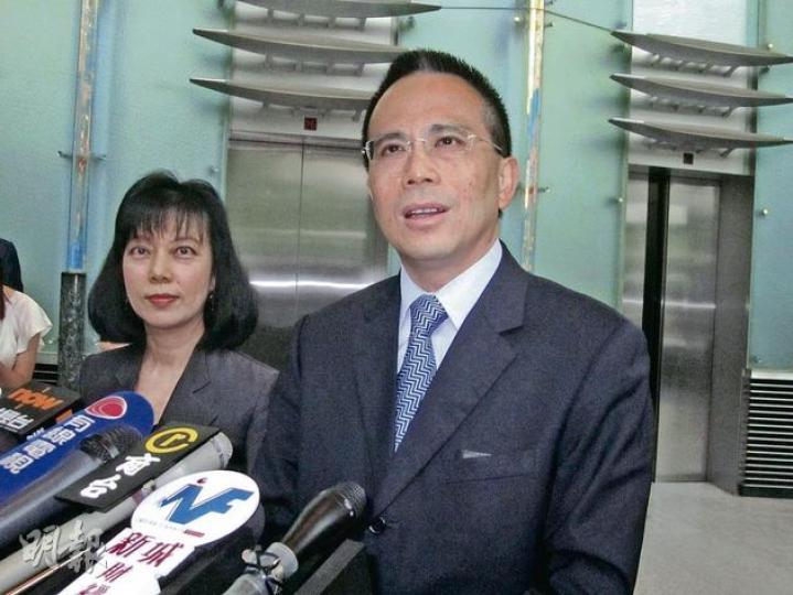 各大傳媒昨午約2時30分,陸續接獲長實公關通知,表示收市後將於中環長江中心地下大堂召開記者會。直至4時40分,長實副主席兼董事總經理李澤鉅(右),在集團執行董事吳佳慶陪同下現身,親自公布奪得灣畔的發展權,並強調長實不會在香港撤資。(林可為攝) 各大傳媒昨午約2時30分,陸續接獲長實公關通知,表示收市後將於中環長江中心地下大堂召開記者會。直至4時40分,長實副主席兼董事總經理李澤鉅(右),在集團執行董事吳佳慶陪同下現身,親自公布奪得灣畔的發展權,並強調長實不會在香港撤資。(林可為攝)