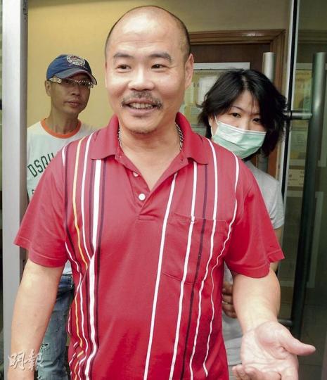 綽號「鬍鬚勇」的張仁勇被控刑事恐嚇,昨於九龍城裁判法院提堂時狀甚輕鬆,更不時打手勢跟家人(背後兩人)溝通。(劉焌陶攝) 綽號「鬍鬚勇」的張仁勇被控刑事恐嚇,昨於九龍城裁判法院提堂時狀甚輕鬆,更不時打手勢跟家人(背後兩人)溝通。(劉焌陶攝)
