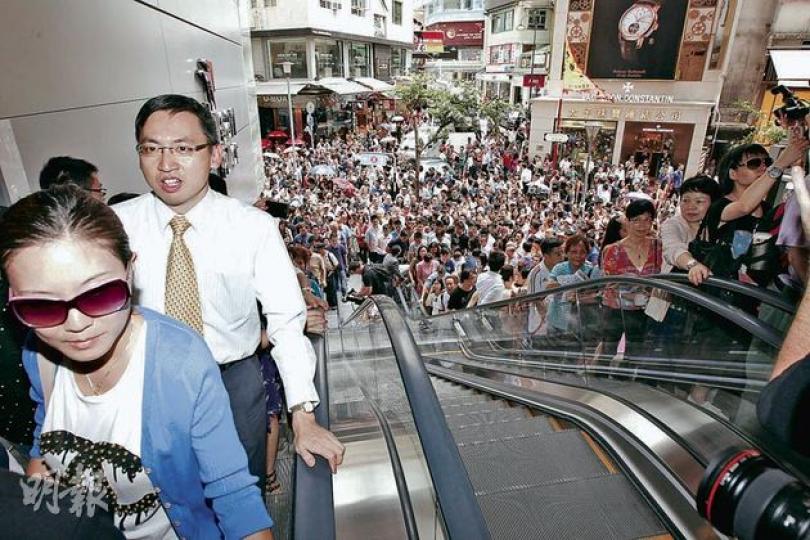 銅鑼灣希慎廣場昨午開幕,啟超道入口門外大排人龍等候入場,扶手電梯更曾短暫停止運作。(李紹昌攝)誠品書店昨日試業,店內的皮革店與書架只有不足3個身位之隔,書客要通過「窄巷」殊不容易。(李紹昌攝) 銅鑼灣希慎廣場昨午開幕,啟超道入口門外大排人龍等候入場,扶手電梯更曾短暫停止運作。(李紹昌攝)誠品書店昨日試業,店內的皮革店與書架只有不足3個身位之隔,書客要通過「窄巷」殊不容易。(李紹昌攝)