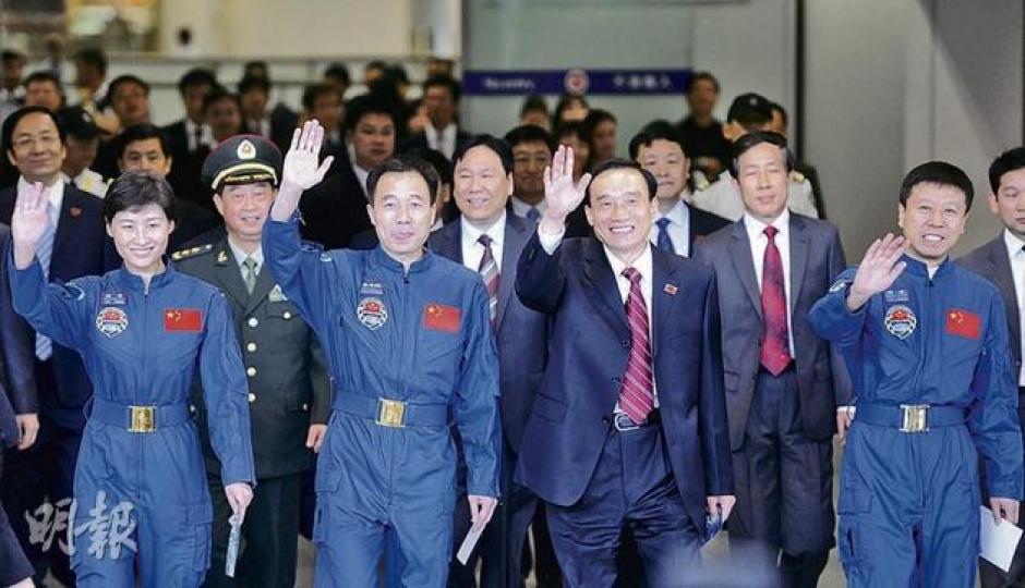神舟九號代表團昨中午前抵達香港國際機場,展開一連4天的訪港行程,政務司司長林鄭月娥及上百中小學生在場迎接。前排左起為劉洋、景海鵬、團長牛紅光及劉旺。(尹錦恩攝) 神舟九號代表團昨中午前抵達香港國際機場,展開一連4天的訪港行程,政務司司長林鄭月娥及上百中小學生在場迎接。前排左起為劉洋、景海鵬、團長牛紅光及劉旺。(尹錦恩攝)