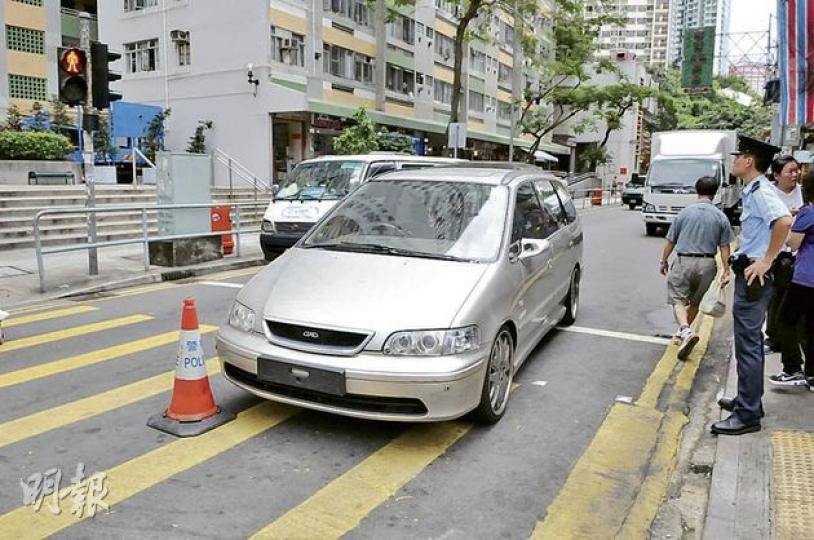 涉事司機聲稱所駕的本田七人車乃朋友借出,因車頭沒有掛上車牌,引來警員截查。經10分鐘追逐,在荃灣大廈街一個交通燈位將司機拘捕。(林錫禮攝)揭發無牌駕駛司機的英勇巡警駐守荃灣警區,下車追捕疑犯時,被對方以車門撞傷右肩,送往仁濟醫院敷治。(林錫禮攝) 涉事司機聲稱所駕的本田七人車乃朋友借出,因車頭沒有掛上車牌,引來警員截查。經10分鐘追逐,在荃灣大廈街一個交通燈位將司機拘捕。(林錫禮攝)揭發無牌駕駛司機的英勇巡警駐守荃灣警區,下車追捕疑犯時,被對方以車門撞傷右肩,送往仁濟醫院敷治。(林錫禮攝)
