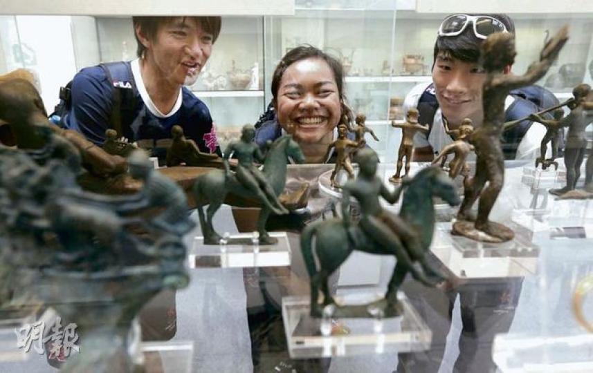單車隊昨日獲總教練沈金康「特赦」遊覽大英博物館,黃金寶(左起)、李慧詩和蔡其皓均是難得在外地比賽時到處遊覽,只是明天出戰山地車的陳振興,留在選手村練習。(李思詠攝)李慧詩(右)難得放下單車遊覽大英博物館,她說輕鬆一下,之後反而更有動力踩車。(李思詠攝)黃金寶(右)對展品其實沒大興趣,他心中還想着下午的訓練,李慧詩(左)和蔡其皓(中)便投入得多。(李思詠攝) 單車隊昨日獲總教練沈金康「特赦」遊覽大英博物館,黃金寶(左起)、李慧詩和蔡其皓均是難得在外地比賽時到處遊覽,只是明天出戰山地車的陳振興,留在選手村練習。(李思詠攝)李慧詩(右)難得放下單車遊覽大英博物館,她說輕鬆一下,之後反而更有動力踩車。(李思詠攝)黃金寶(右)對展品其實沒大興趣,他心中還想着下午的訓練,李慧詩(左)和蔡其皓(中)便投入得多。(李思詠攝)