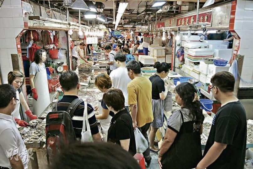楊屋道街市人頭湧湧(鄺易行攝)荃灣街市(鄺易行攝) 楊屋道街市人頭湧湧(鄺易行攝)荃灣街市(鄺易行攝)