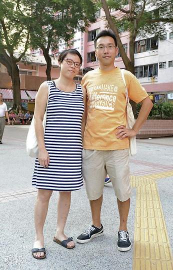 海怡半島居民Sunfai(右)和太太Fanny(陳淑安攝)昔日學校已被拆,港鐵工地中出現一條通往未知的石梯(箭嘴示)(陳淑安攝)豪宅南灣聳立島東(陳淑安攝)私人住宅區海怡半島驚現Prada outlet(陳淑安攝)通往香港仔的街渡(陳淑安攝)大街上老店售賣傳統中式糕點(陳淑安攝)街上仍有不少船舶用品店舖(陳淑安攝)這裏魚貨比一般街市多(陳淑安攝)街市罕見石頭魚(陳嘉文攝)一級歷史建築洪聖古廟(陳淑安攝)在廟外豎立繪有龍圖的高杆(陳淑安攝)(明報製圖) 海怡半島居民Sunfai(右)和太太Fanny(陳淑安攝)昔日學校已被拆,港鐵工地中出現一條通往未知的石梯(箭嘴示)(陳淑安攝)豪宅南灣聳立島東(陳淑安攝)私人住宅區海怡半島驚現Prada outlet(陳淑安攝)通往香港仔的街渡(陳淑安攝)大街上老店售賣傳統中式糕點(陳淑安攝)街上仍有不少船舶用品店舖(陳淑安攝)這裏魚貨比一般街市多(陳淑安攝)街市罕見石頭魚(陳嘉文攝)一級歷史建築洪聖古廟(陳淑安攝)在廟外豎立繪有龍圖的高杆(陳淑安攝)(明報製圖)