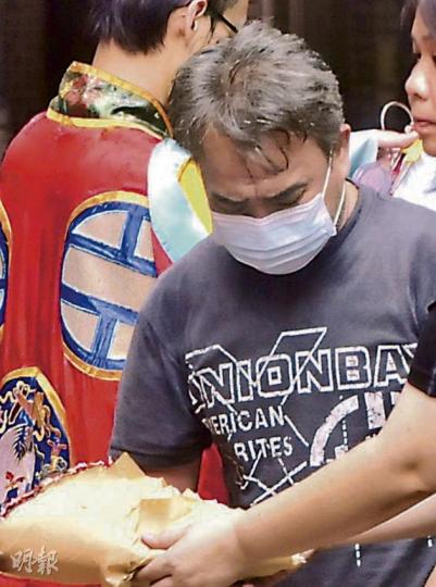 嬰兒父親與數名親友,昨日到事發現場拜祭,吳父戴上口罩,全程低頭不語,神情哀傷,並大喊「返嚟」3次,儀式完畢後返回住所。(林錫禮攝) 嬰兒父親與數名親友,昨日到事發現場拜祭,吳父戴上口罩,全程低頭不語,神情哀傷,並大喊「返嚟」3次,儀式完畢後返回住所。(林錫禮攝)