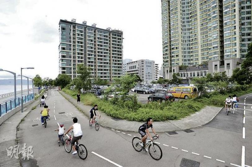 政府近月建議把馬鞍山一幅臨海土地(露天停車場)改作住宅用途,但遭到沙田區議會及鄰近迎濤灣(圖右方屋苑)部分居民反對,指政府不應在細小地皮上插針式建樓。(鄧宗弘攝) (明報製圖) (明報製圖) 政府近月建議把馬鞍山一幅臨海土地(露天停車場)改作住宅用途,但遭到沙田區議會及鄰近迎濤灣(圖右方屋苑)部分居民反對,指政府不應在細小地皮上插針式建樓。(鄧宗弘攝) (明報製圖) (明報製圖)