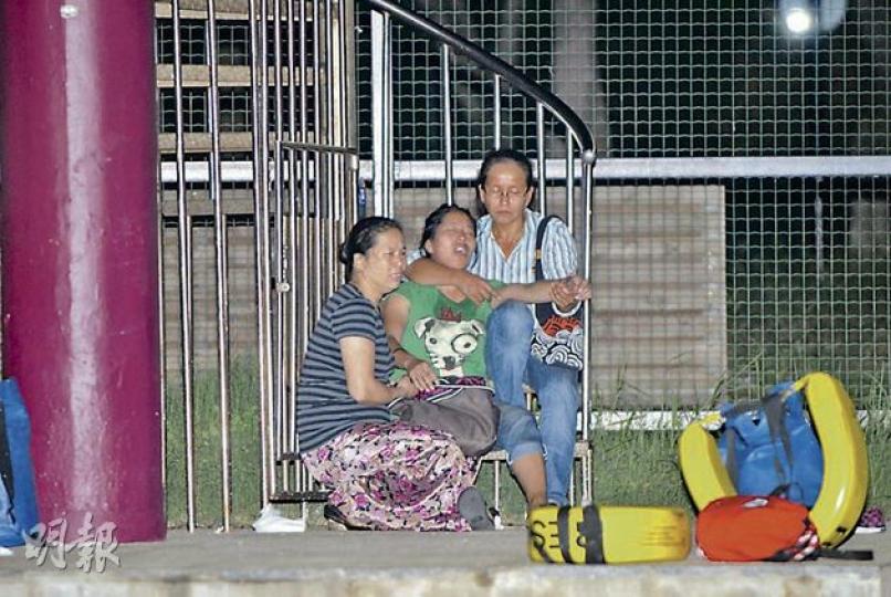 南亞裔父子昨晚疑在屯門蝴蝶灣遊泳遇險,父遇溺、4歲子不知所終,親友昨在泳灘等候救援期間傷心不已,圖中綠衣女子一度不適,送院治理。(伍浦鋒攝) 南亞裔父子昨晚疑在屯門蝴蝶灣遊泳遇險,父遇溺、4歲子不知所終,親友昨在泳灘等候救援期間傷心不已,圖中綠衣女子一度不適,送院治理。(伍浦鋒攝)