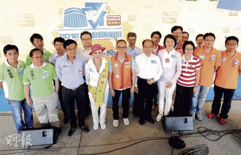 超級議席候選人昨出席選舉論壇,前排左二起為何俊仁、涂謹申、白韻琹、劉江華、馮檢基、李慧琼和陳婉嫻。(尹錦恩攝) 超級議席候選人昨出席選舉論壇,前排左二起為何俊仁、涂謹申、白韻琹、劉江華、馮檢基、李慧琼和陳婉嫻。(尹錦恩攝)