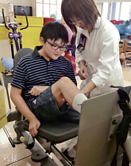 11歲曾俊銘經過明愛醫院的復康治療,已恢復身體部分活動能力,並學習適應用左手寫字。(丘楚怡攝) 11歲曾俊銘經過明愛醫院的復康治療,已恢復身體部分活動能力,並學習適應用左手寫字。(丘楚怡攝)