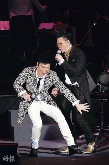 許志安雖然抱病,但仍落力為老友蘇永康擔任演唱會嘉賓。(攝影:梁迺楠) 許志安收到歌迷大量禮物。(攝影:梁迺楠) 徐小鳳獻花令蘇永康既驚且喜。(攝影:梁迺楠) 許志安雖然抱病,但仍落力為老友蘇永康擔任演唱會嘉賓。(攝影:梁迺楠) 許志安收到歌迷大量禮物。(攝影:梁迺楠) 徐小鳳獻花令蘇永康既驚且喜。(攝影:梁迺楠)