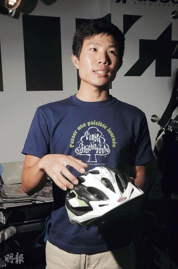 鄧宏業(圖)指不論新手抑或老手都必須佩戴頭盔,否則遇撞擊便很危險。而且,必須選擇適合自己頭形的頭盔,佩戴時要調節至緊貼頭部,保護功能才能有效發揮。(林俊源、陳淑安攝) 手套可以有效緊握軚盤,遇意外跌倒也可以保護手掌。(林俊源、陳淑安攝) 眼鏡或眼罩除可避免陽光直射傷害眼睛,更重要是汽車車輪隨時會將路面的沙石「彈起」,擊中身體事小,傷及眼睛事大,此點不容忽視。(林俊源、陳淑安攝) 鄧宏業(圖)指不論新手抑或老手都必須佩戴頭盔,否則遇撞擊便很危險。而且,必須選擇適合自己頭形的頭盔,佩戴時要調節至緊貼頭部,保護功能才能有效發揮。(林俊源、陳淑安攝) 手套可以有效緊握軚盤,遇意外跌倒也可以保護手掌。(林俊源、陳淑安攝) 眼鏡或眼罩除可避免陽光直射傷害眼睛,更重要是汽車車輪隨時會將路面的沙石「彈起」,擊中身體事小,傷及眼睛事大,此點不容忽視。(林俊源、陳淑安攝)