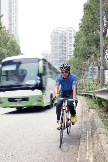 全運會金牌得主何兆麟公路踏車經驗豐富,一樣照足安全指引,確保不會出意外。(林俊源、陳淑安攝) 全運會金牌得主何兆麟公路踏車經驗豐富,一樣照足安全指引,確保不會出意外。(林俊源、陳淑安攝)