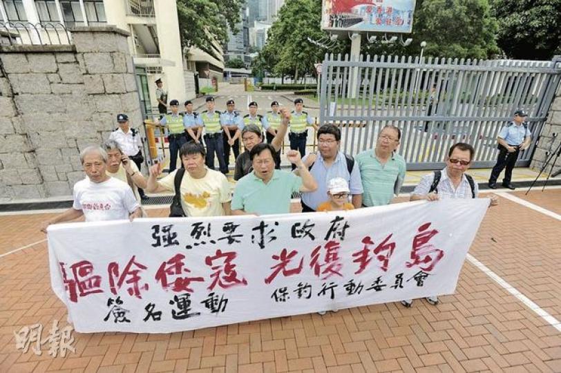 10多名保釣人士昨到金鐘的駐港解放軍總部請願,要求駐港部隊派人為「啟豐二號」護航。解放軍方面並未與2006年般派人接信,保釣人士最後將請願信放在門外。(尹錦恩攝) 保釣人士昨到解放軍駐港總部請願,駐軍方面未有派人接信,但兩名解放軍在大樓高處以攝錄機拍攝請願情况。(尹錦恩攝) 10多名保釣人士昨到金鐘的駐港解放軍總部請願,要求駐港部隊派人為「啟豐二號」護航。解放軍方面並未與2006年般派人接信,保釣人士最後將請願信放在門外。(尹錦恩攝) 保釣人士昨到解放軍駐港總部請願,駐軍方面未有派人接信,但兩名解放軍在大樓高處以攝錄機拍攝請願情况。(尹錦恩攝)