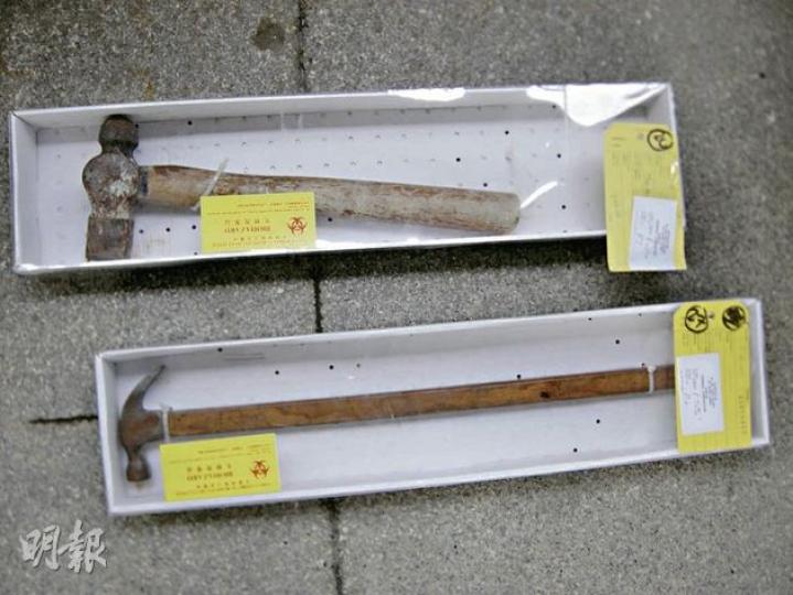 被告劉翠花以16吋木柄鐵槌(上)襲擊丈夫張作財頭部。另一把23吋長鐵槌(下)亦被發現在屍體旁邊。(梁珮珊攝) 被告劉翠花以16吋木柄鐵槌(上)襲擊丈夫張作財頭部。另一把23吋長鐵槌(下)亦被發現在屍體旁邊。(梁珮珊攝)