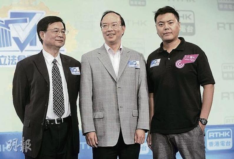 噚日港台舉行立法會文化界選舉論壇,視覺藝術家周俊輝(右)向馬逢國(中)同獨立嘅蕭思江(左)提出尖銳問題,包括是否支持23條立法、點睇李旺陽之死等。(余俊亮攝) 噚日港台舉行立法會文化界選舉論壇,視覺藝術家周俊輝(右)向馬逢國(中)同獨立嘅蕭思江(左)提出尖銳問題,包括是否支持23條立法、點睇李旺陽之死等。(余俊亮攝)