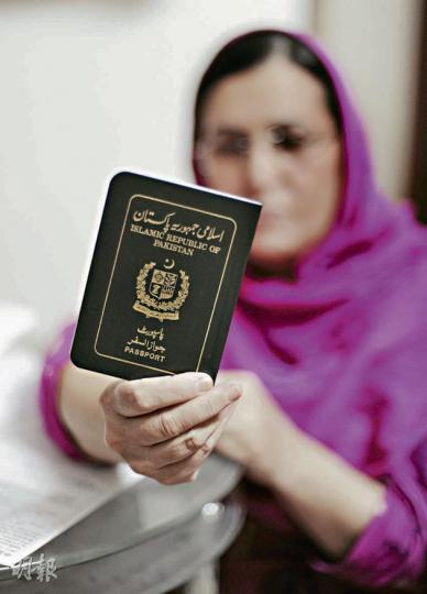 來港30年的Bibi Balqees多年來持巴基斯坦護照,至2009年時她欲入籍中國以便申請特區護照,但面見1年後卻獲告知申請被拒,令她大惑不解。(陳淑安攝) 來港30年的Bibi Balqees多年來持巴基斯坦護照,至2009年時她欲入籍中國以便申請特區護照,但面見1年後卻獲告知申請被拒,令她大惑不解。(陳淑安攝)