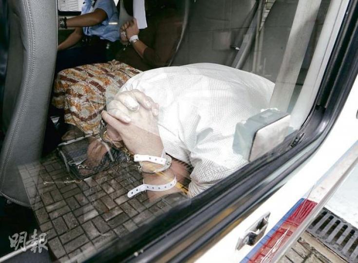 被告何家寶涉以驅魔為藉口,兩度逼一印尼女傭與他發生性行為。他昨出庭時眼神閃縮,坐警車離開時以雙手抱頭,避免記者拍得其容貌。(李澤彤攝) 被告何家寶涉以驅魔為藉口,兩度逼一印尼女傭與他發生性行為。他昨出庭時眼神閃縮,坐警車離開時以雙手抱頭,避免記者拍得其容貌。(李澤彤攝)