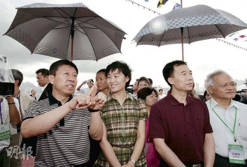 3名太空人劉旺(左起)、劉洋和景海鵬來了香港4天,大部分時間都是穿著藍色的航天員制服,昨天遊覽維港,3人難得換上便服,其中劉洋更穿上連身裙,變回遊客到處留影。小圖為劉洋回憶兒時情景落淚(圖A)及劉旺用口琴吹奏(圖B)。(尹錦恩攝) 3名太空人劉旺(左起)、劉洋和景海鵬來了香港4天,大部分時間都是穿著藍色的航天員制服,昨天遊覽維港,3人難得換上便服,其中劉洋更穿上連身裙,變回遊客到處留影。小圖為劉洋回憶兒時情景落淚(圖A)及劉旺用口琴吹奏(圖B)。(尹錦恩攝)