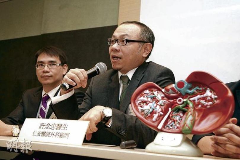 仁安醫院外科顧問醫生許念忠(右)表示,過去腫瘤科醫生較少將病人轉介外科,錯過切除肝臟的最佳時間。(林俊源攝) 仁安醫院外科顧問醫生許念忠(右)表示,過去腫瘤科醫生較少將病人轉介外科,錯過切除肝臟的最佳時間。(林俊源攝)
