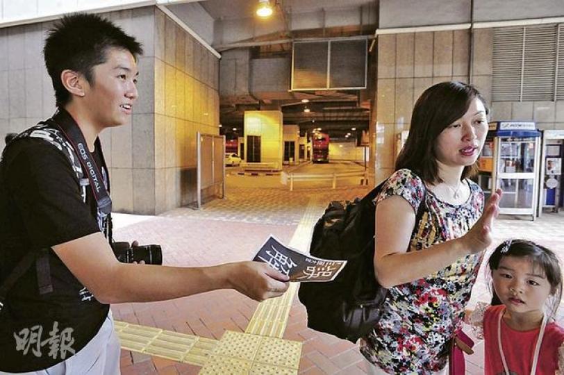 英皇書院7名學生冀以行動令公眾加深對社運人士的認識,其中吳啟銘(左)派傳單時屢遭拒絕。(鄧宗弘攝) 英皇書院7名學生冀以行動令公眾加深對社運人士的認識,其中吳啟銘(左)派傳單時屢遭拒絕。(鄧宗弘攝)