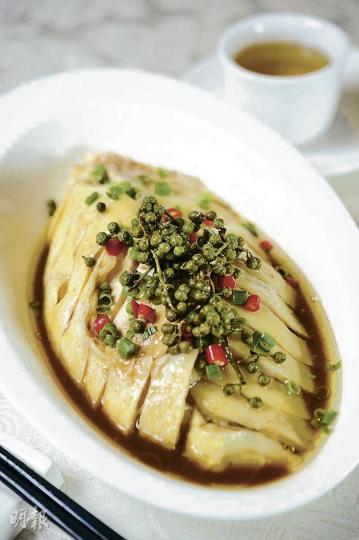 重慶麻椒雞 - 用青花椒等16種香料配製而成的醬汁,烹煮時加入胡蘿蔔及洋葱,使醬汁麻香兼有甘甜味。($78/例,$158/隻,尚川宮)(葉思雅攝) 青紅花椒 - 紅花椒(左)香麻較濃烈,青花椒(右)則較清香。(葉思雅攝) 黎紅牌鮮花椒油 - 學做川菜的初哥合用,涼拌菜式中加兩三滴即可。($32,高標準)(葉思雅攝) 重慶麻椒雞 - 用青花椒等16種香料配製而成的醬汁,烹煮時加入胡蘿蔔及洋葱,使醬汁麻香兼有甘甜味。($78/例,$158/隻,尚川宮)(葉思雅攝) 青紅花椒 - 紅花椒(左)香麻較濃烈,青花椒(右)則較清香。(葉思雅攝) 黎紅牌鮮花椒油 - 學做川菜的初哥合用,涼拌菜式中加兩三滴即可。($32,高標準)(葉思雅攝)