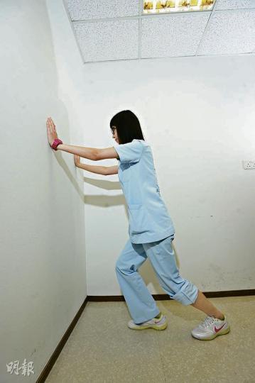 第一式﹕放鬆跟腱(1)。(葉思雅攝) 第二式﹕放鬆跟腱(2)。(葉思雅攝) 第三式:強化小腿後肌肉。(葉思雅攝) 第四式:強化小腿前肌肉。(葉思雅攝) 第一式﹕放鬆跟腱(1)。(葉思雅攝) 第二式﹕放鬆跟腱(2)。(葉思雅攝) 第三式:強化小腿後肌肉。(葉思雅攝) 第四式:強化小腿前肌肉。(葉思雅攝)