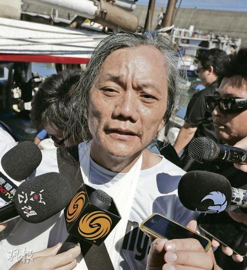 台灣中華保釣協會理事殷必雄未能出海後接受傳媒訪問,大嘆心情「非常悲憤」,反問﹕「為什麼保家衛土要由老百姓做?(政府)不幫忙更要打壓?」(李澤彤攝) 台灣中華保釣協會成員昨日預備了一批補給物資,包括兩包「青天白日滿地紅」小旗,準備送到彭佳嶼給啟豐二號,但最後因船東拒絕辦理手續而未能成行。(李澤彤攝) 台灣中華保釣協會理事殷必雄未能出海後接受傳媒訪問,大嘆心情「非常悲憤」,反問﹕「為什麼保家衛土要由老百姓做?(政府)不幫忙更要打壓?」(李澤彤攝) 台灣中華保釣協會成員昨日預備了一批補給物資,包括兩包「青天白日滿地紅」小旗,準備送到彭佳嶼給啟豐二號,但最後因船東拒絕辦理手續而未能成行。(李澤彤攝)